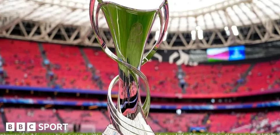Trophée sur le terrain avant le match