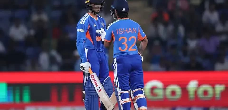 Deux joueurs de cricket discutant sur le terrain