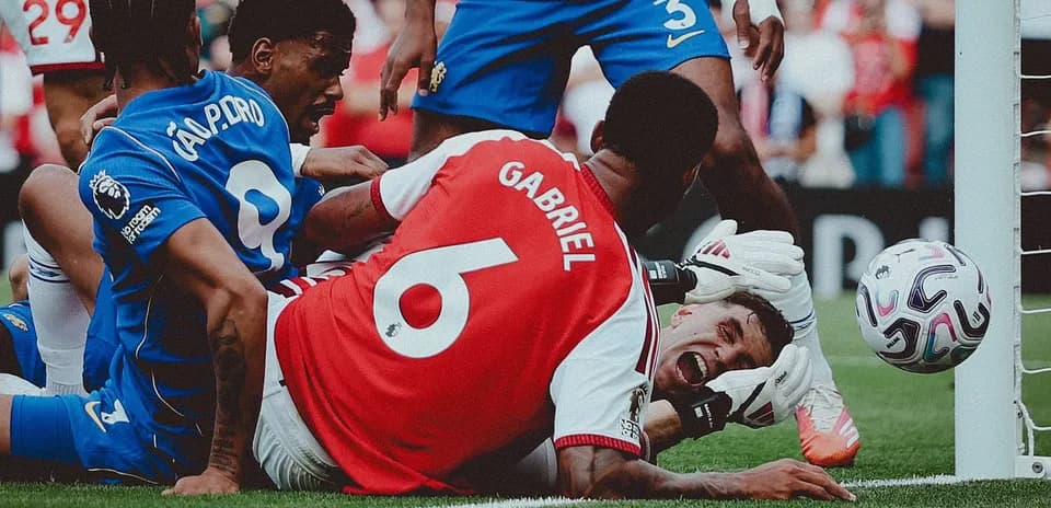 Joueurs d'Arsenal et Brighton se battant pour le ballon