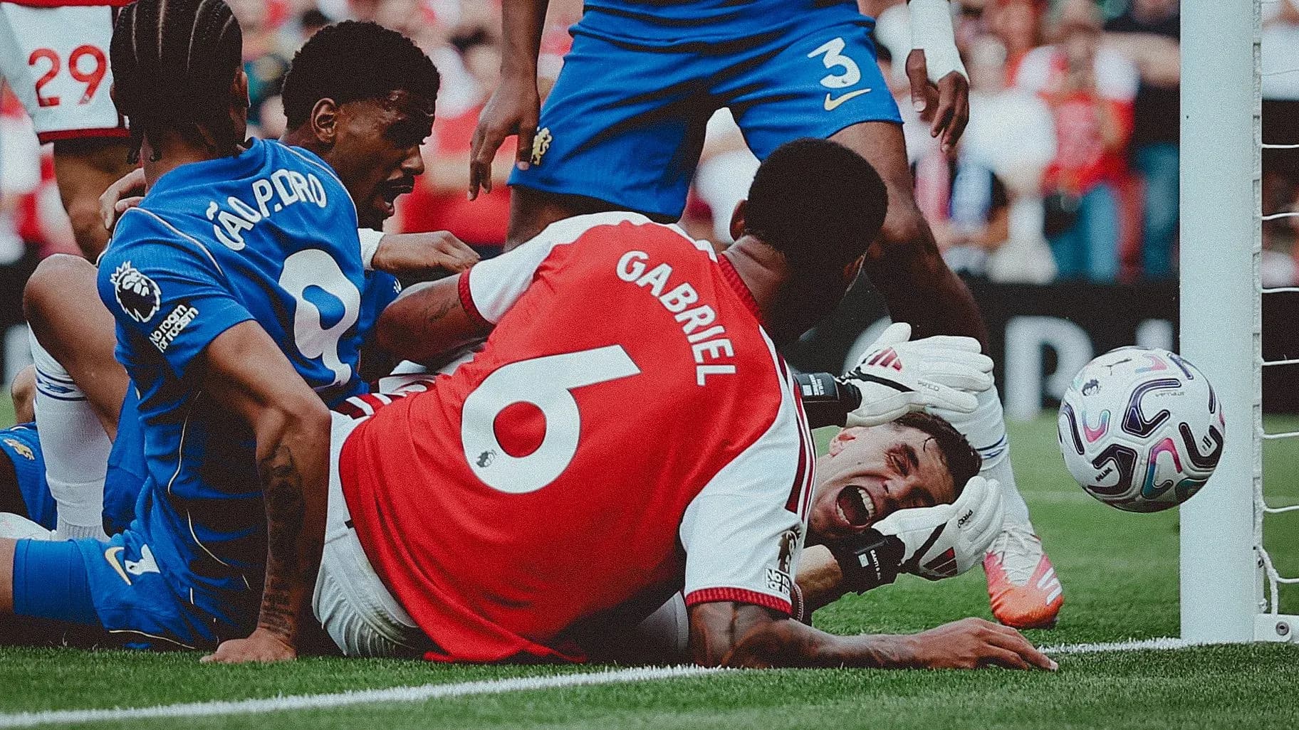 Joueurs d'Arsenal et Brighton se battant pour le ballon