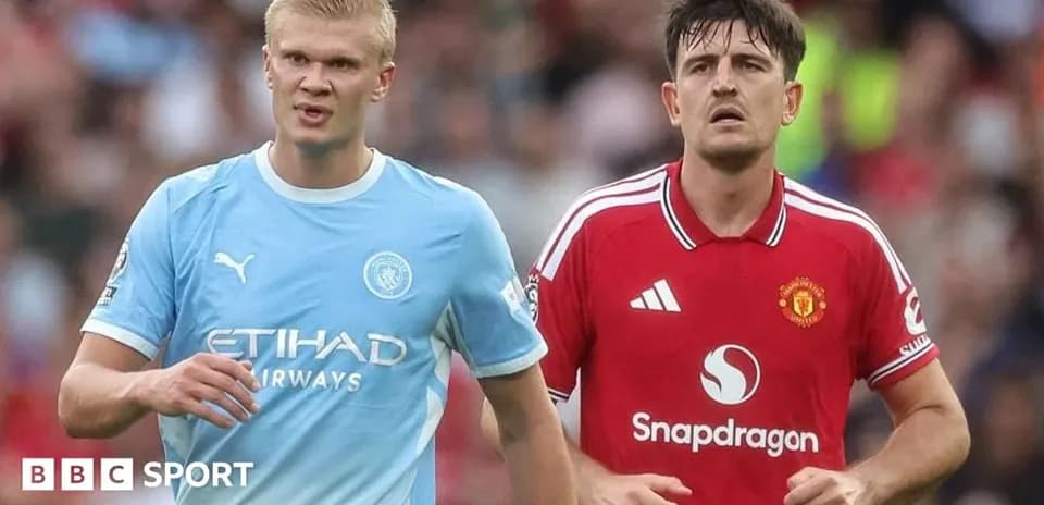 Joueurs de Manchester City et Manchester United en action