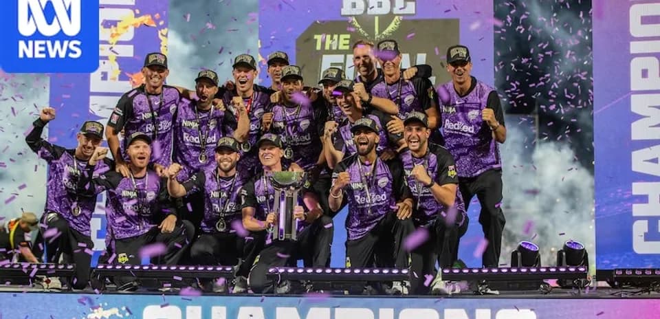 Équipe célébrant leur victoire avec le trophée