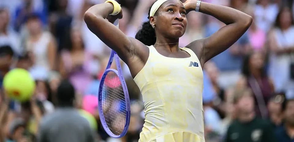 Joueuse de tennis célébrant après un point réussi