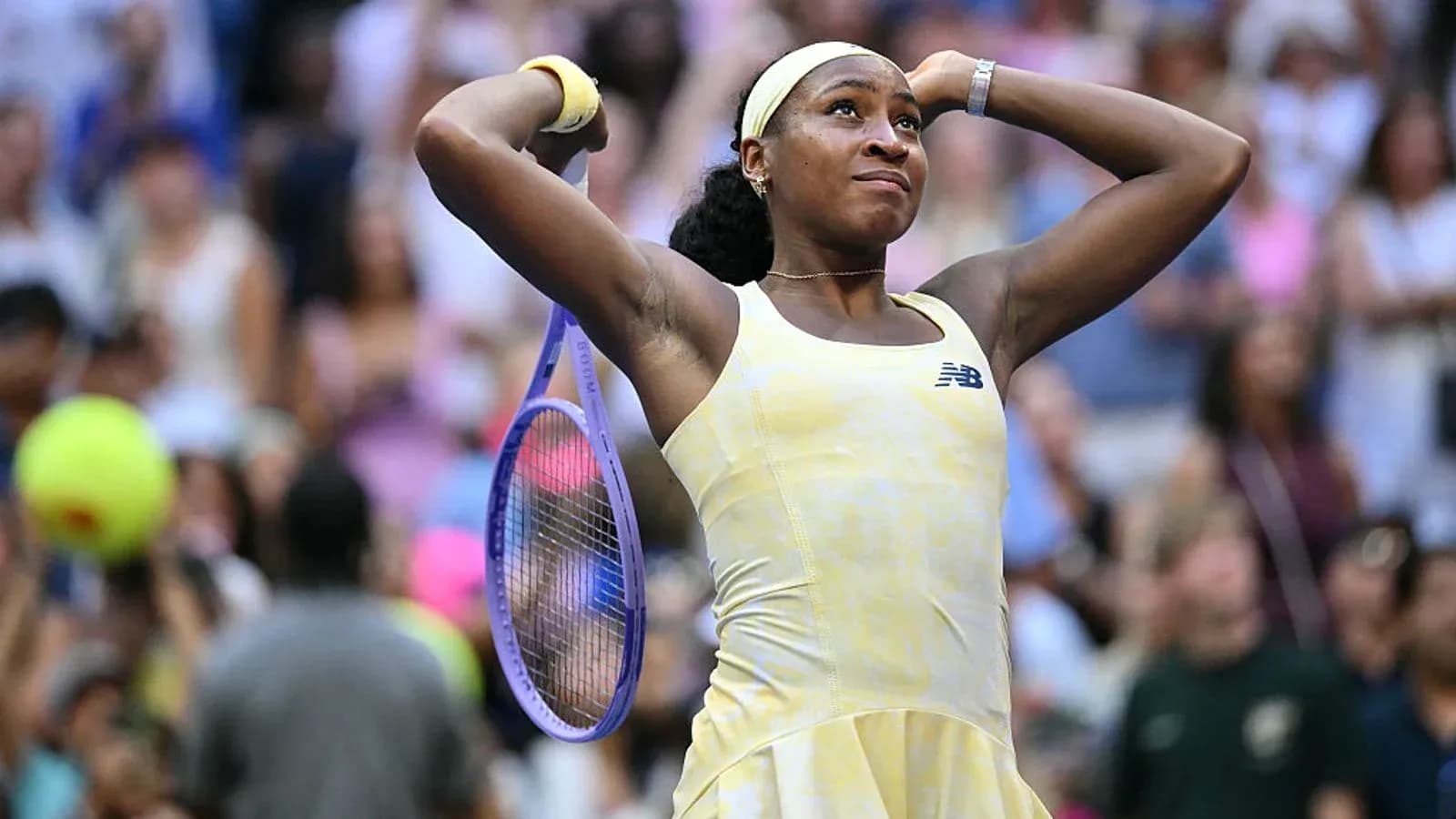 Joueuse de tennis célébrant après un point réussi