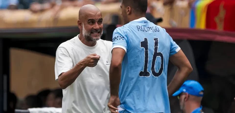 Entraîneur discutant avec le joueur Rodrigo sur le terrain