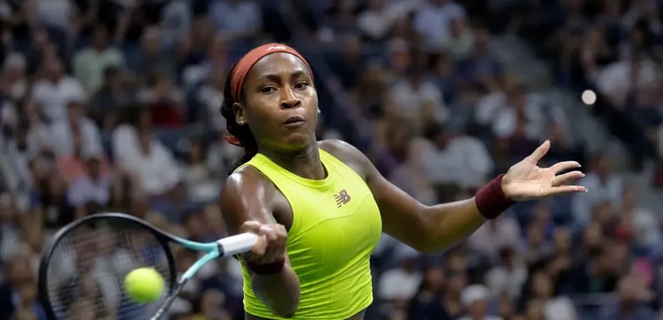 Joueuse de tennis frappant la balle lors d'un match