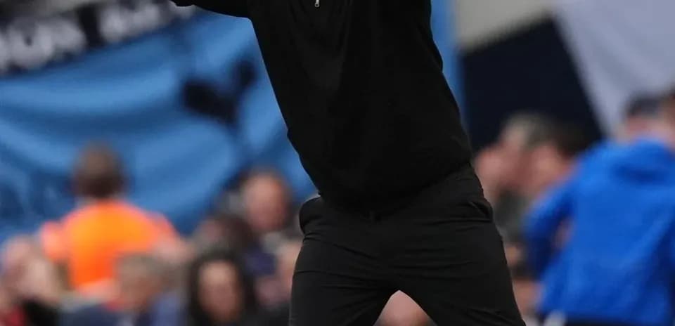 Entraîneur gesticulant sur la touche pendant un match