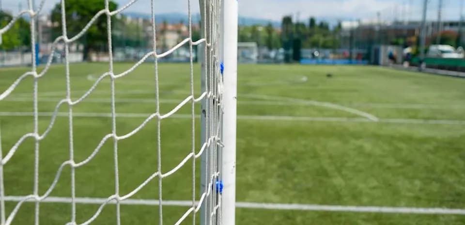 Vue du but sur un terrain de football