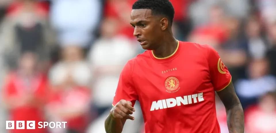 Joueur portant le maillot rouge de Middlesbrough en action