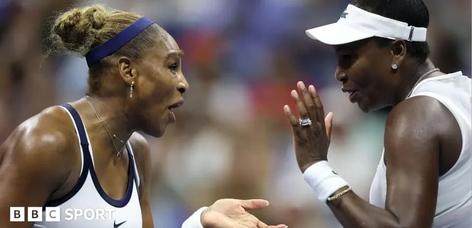 Serena et Venus Williams discutant sur le court