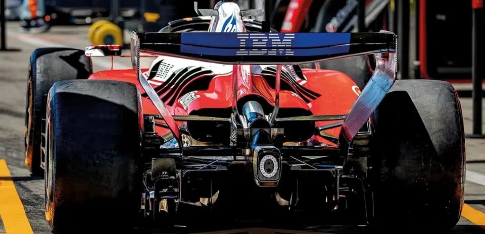 Voiture de Formule 1 rouge en box