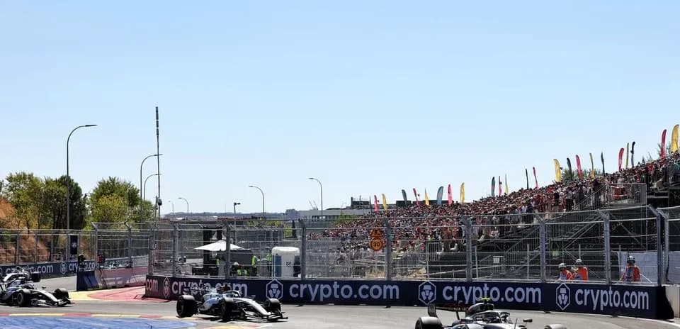 Deux voitures de Formule 1 en virage sur circuit