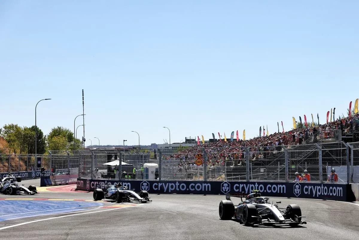 Deux voitures de Formule 1 en virage sur circuit