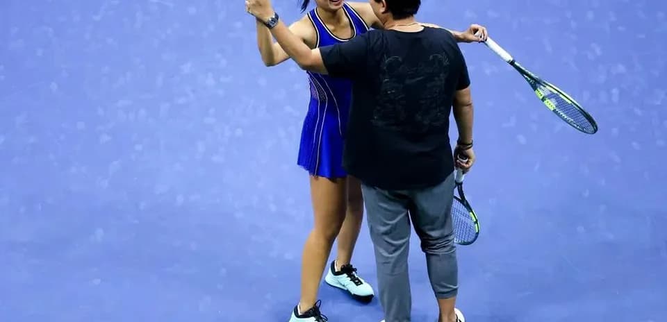 Joueuse célébrant avec son entraîneur sur le court