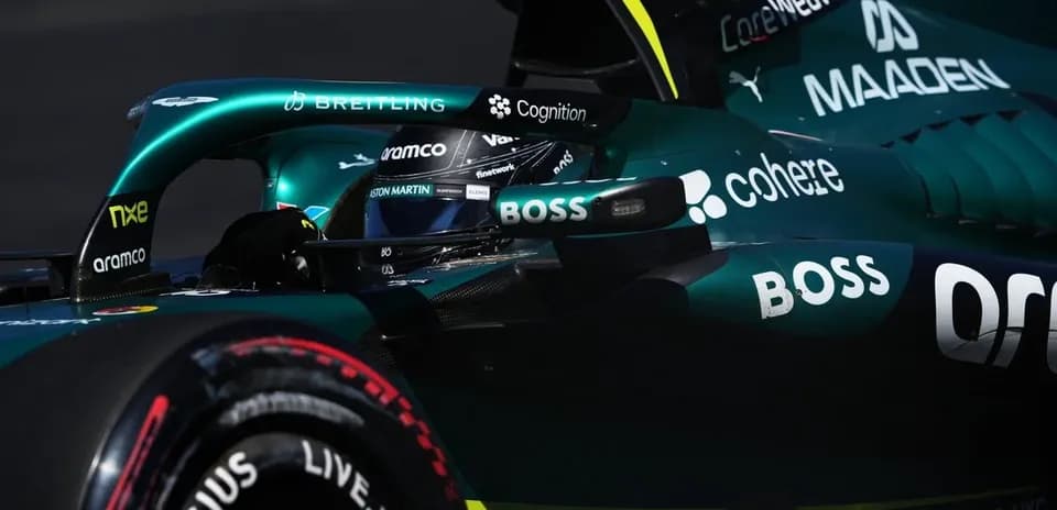Pilote dans une voiture de Formule 1 Aston Martin