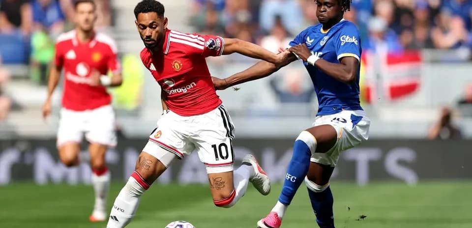 Joueur de Manchester United dribblant un adversaire d'Everton