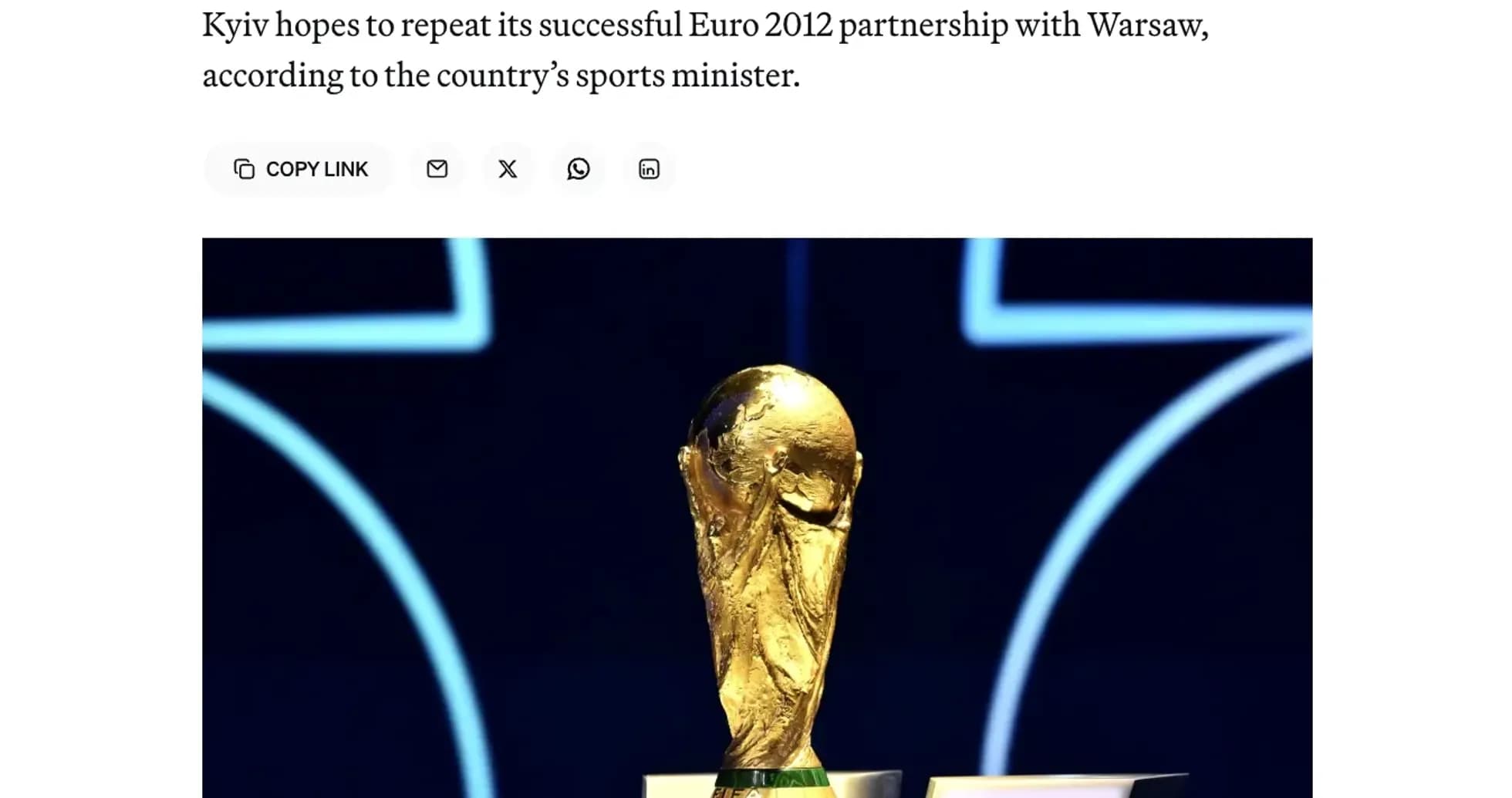 Trophée de la Coupe du Monde FIFA sur podium