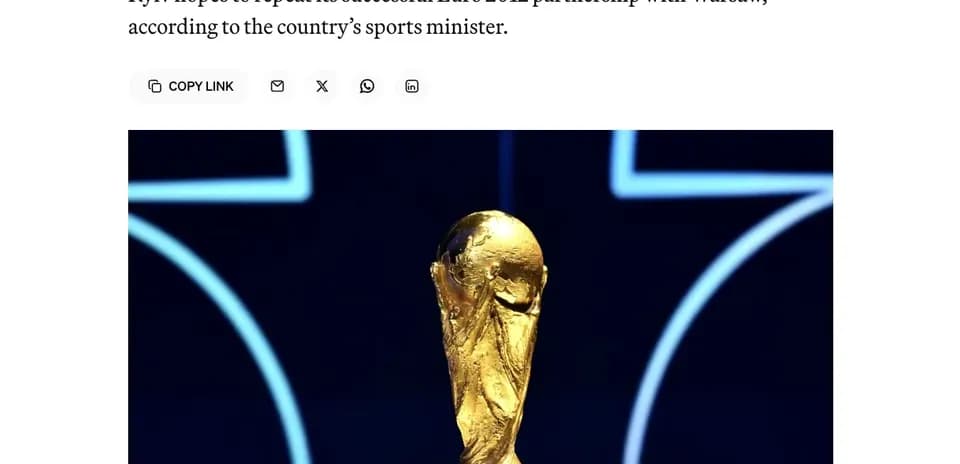 Trophée de la Coupe du Monde FIFA sur podium