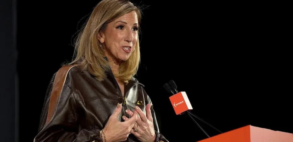 Femme s'exprimant lors d'une conférence de presse