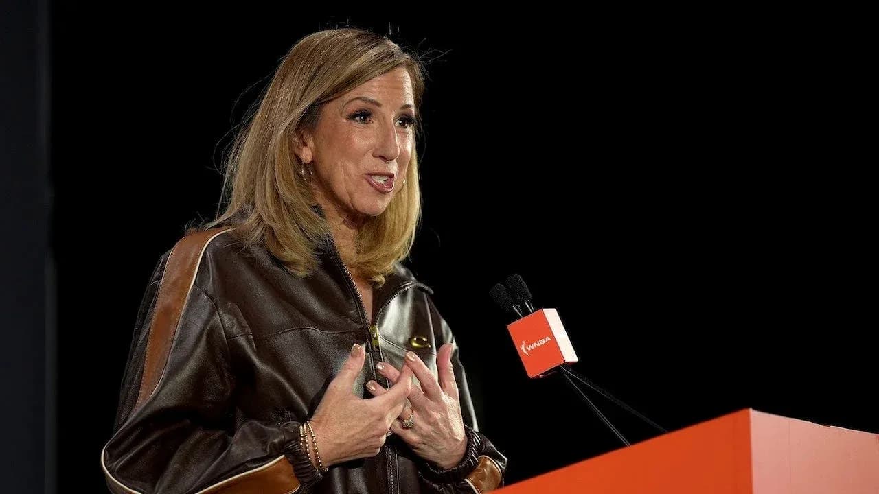 Femme s'exprimant lors d'une conférence de presse