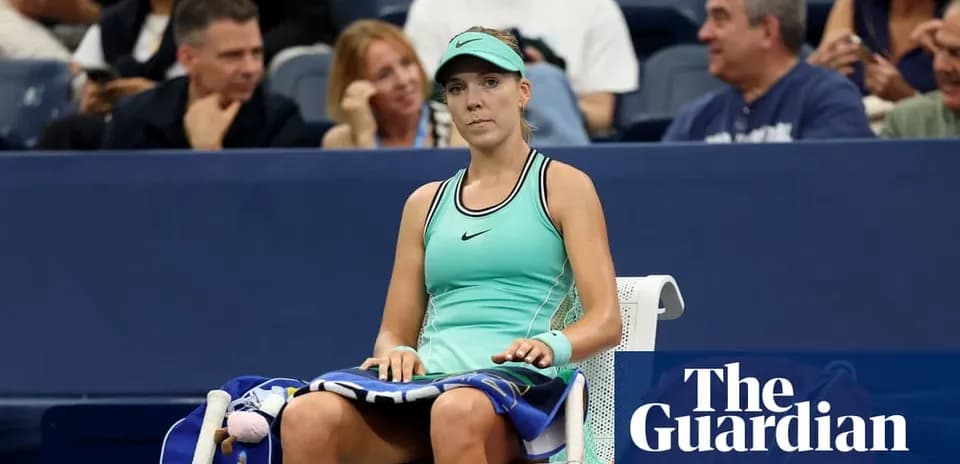 Joueuse assise sur un banc pendant un match