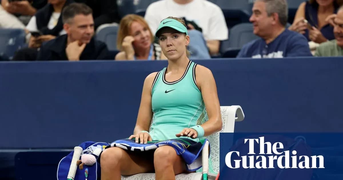 Joueuse assise sur un banc pendant un match