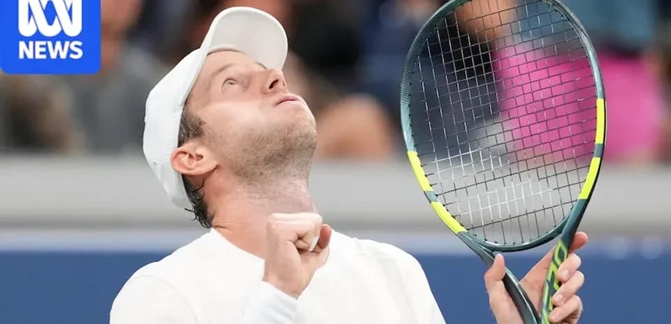 Joueur de tennis célébrant avec sa raquette après un point