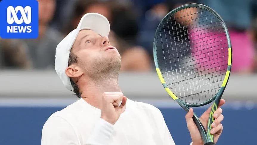 Joueur de tennis célébrant avec sa raquette après un point