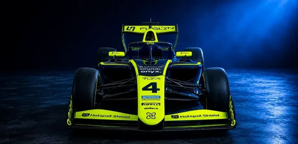Voiture de course avec livrée jaune et noire