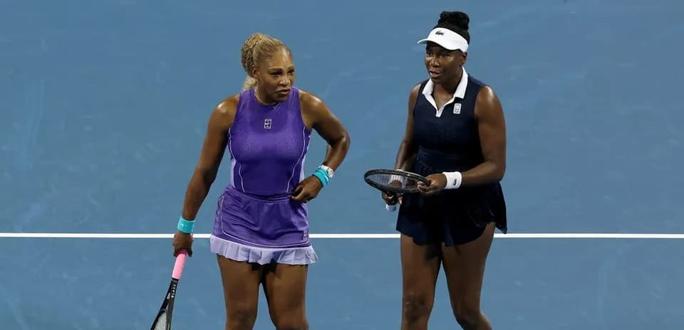 Serena et Venus Williams sur le court de tennis