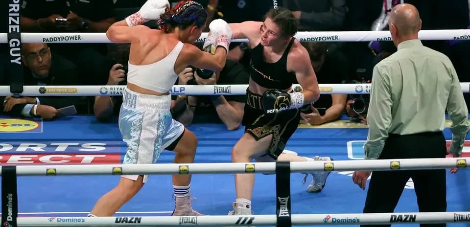 Boxeuses s'affrontant sur le ring de boxe