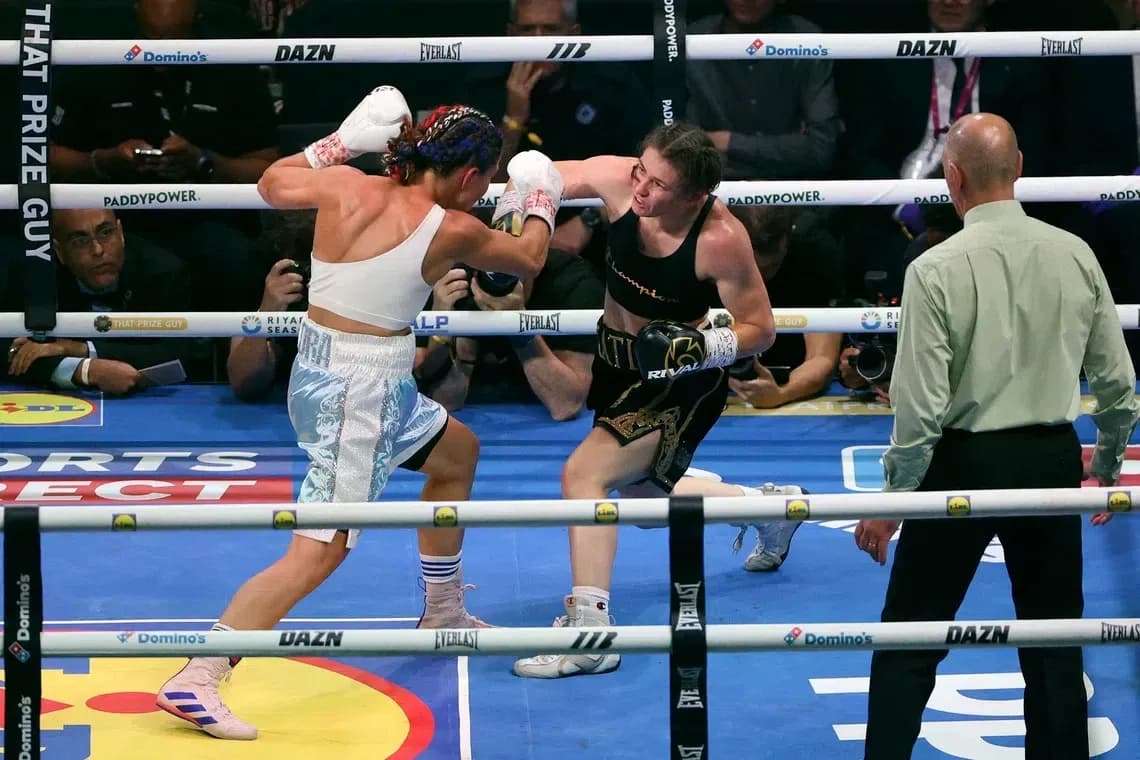 Boxeuses s'affrontant sur le ring de boxe Boxeuses s'affrontant sur le ring de boxe