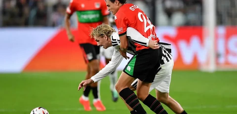 Deux joueurs en duel pour le ballon sur le terrain