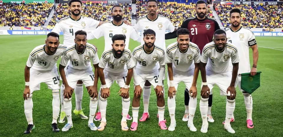 Équipe de football en formation sur le terrain