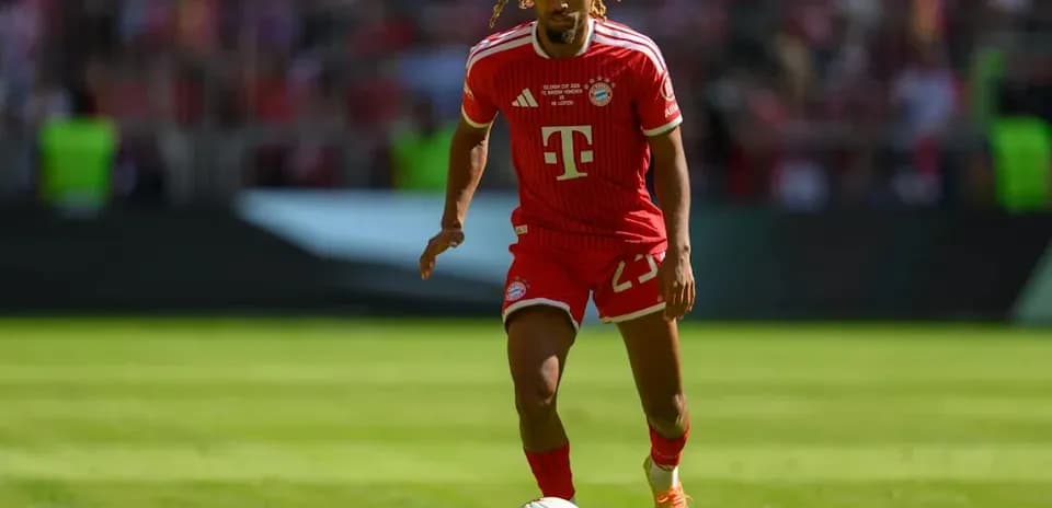 Joueur de Bayern Munich dribblant sur le terrain