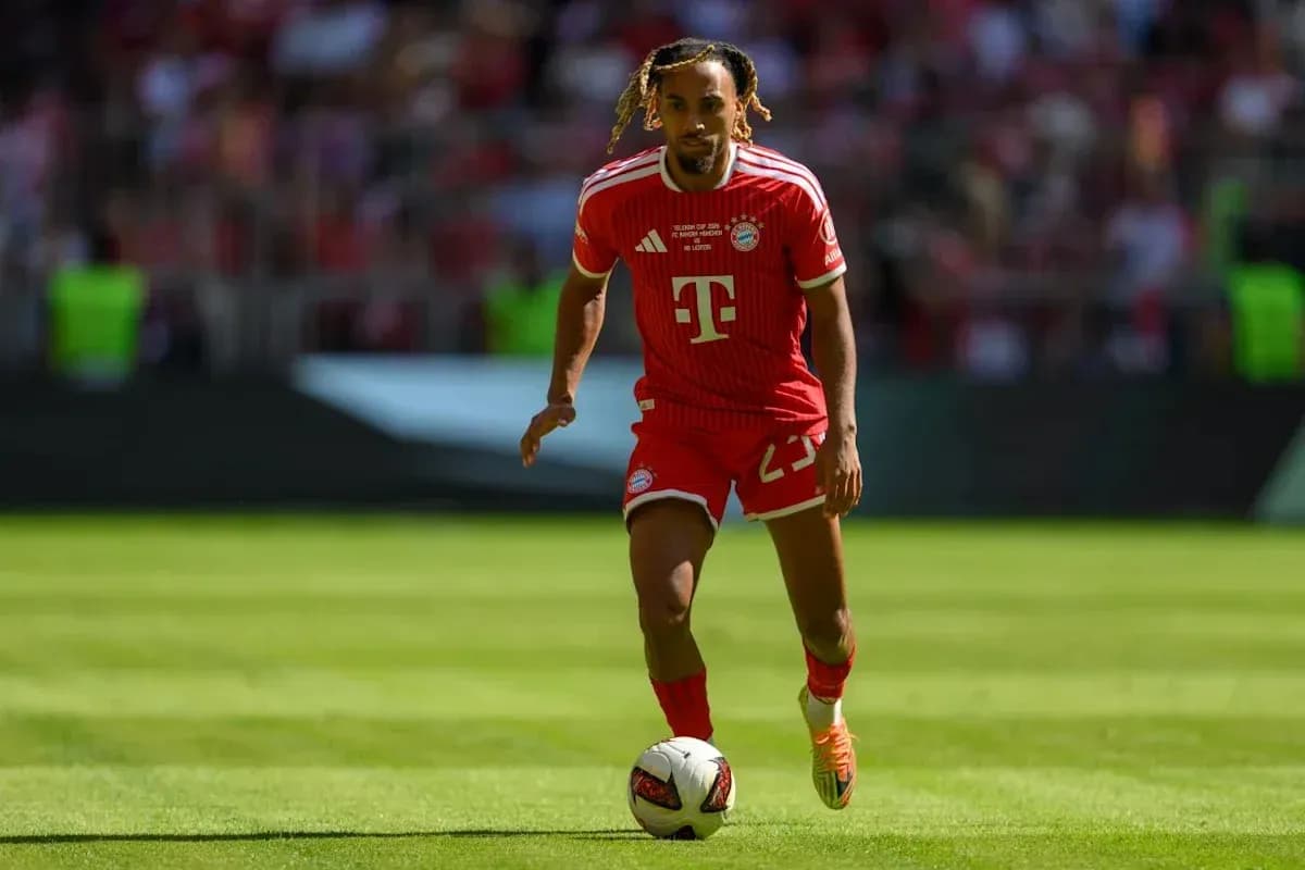 Joueur de Bayern Munich dribblant sur le terrain