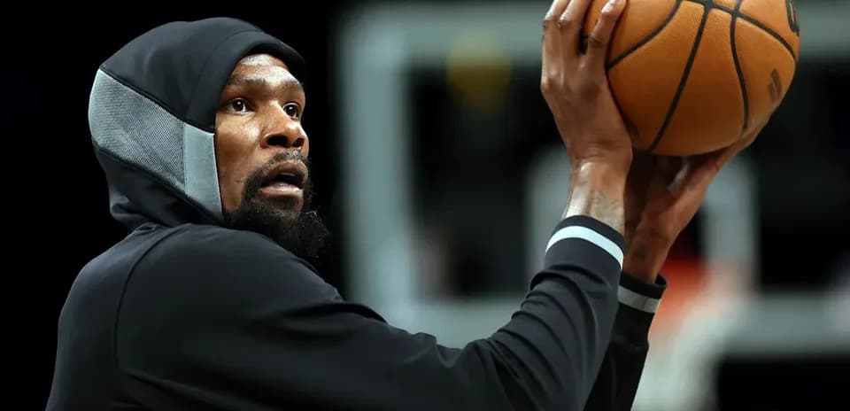 Joueur s'apprêtant à tirer au basket-ball