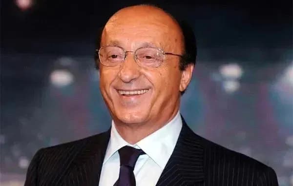 Homme souriant en costume avec lunettes