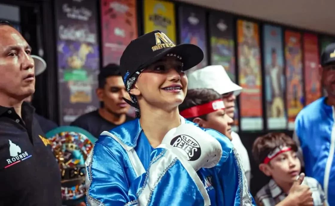 Boxeuse souriante avec gants avant le match