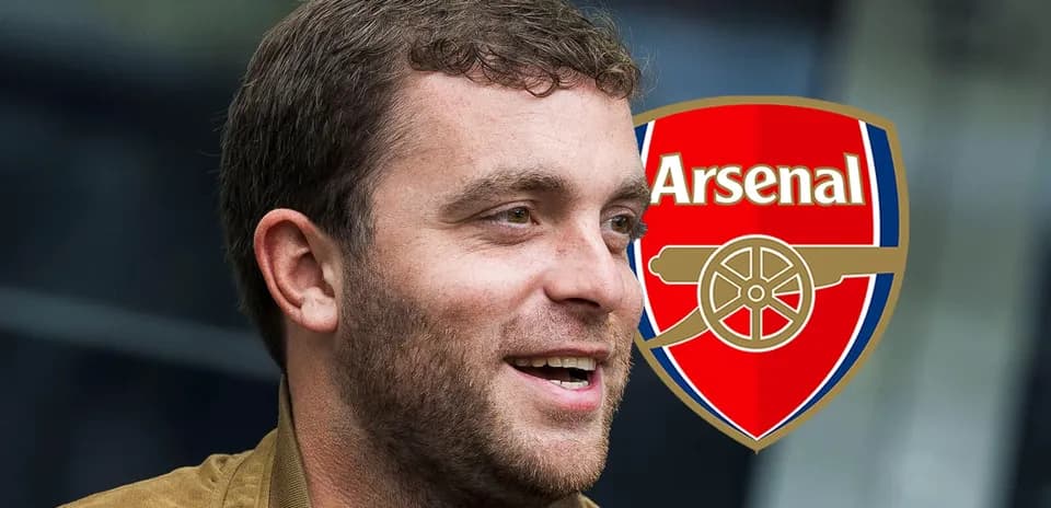 Homme souriant avec le logo d'Arsenal en arrière-plan