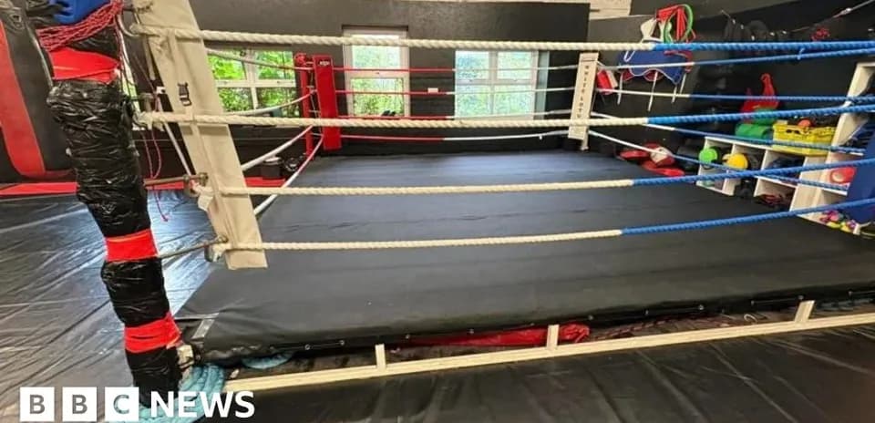 Ring de boxe vide avec équipements de sport autour