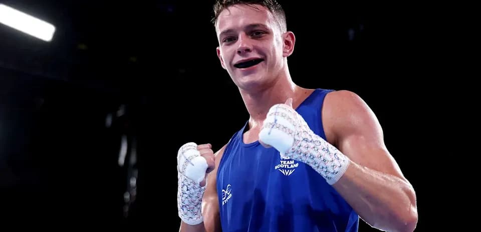 Boxeur en bleu célébrant après un match