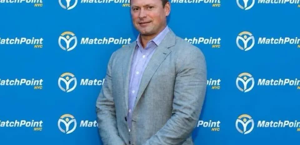Homme posant devant un mur MatchPoint NYC