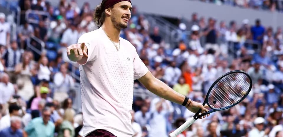 Joueur de tennis célébrant sur le court bondé