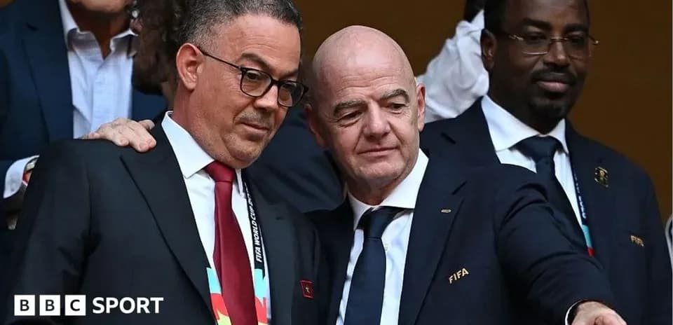 Deux dirigeants discutant lors d'un événement sportif