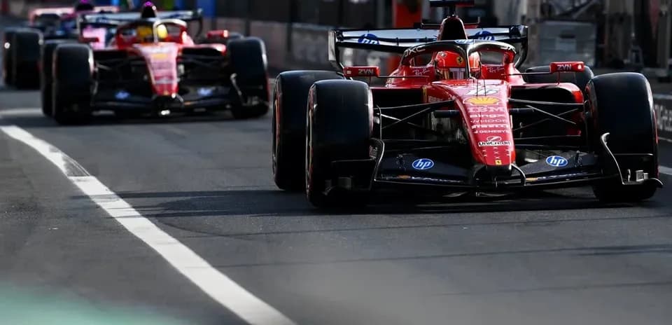 Deux voitures de F1 Ferrari en course sur circuit