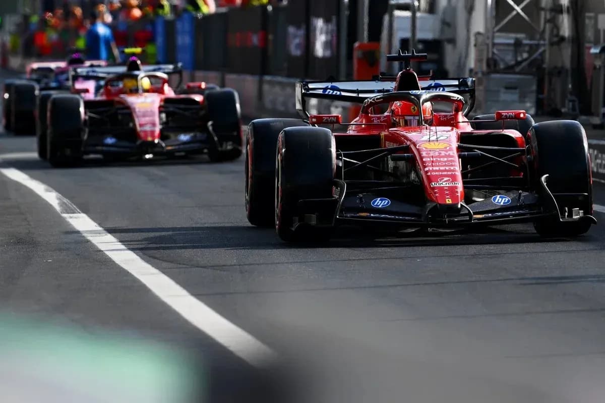 Deux voitures de F1 Ferrari en course sur circuit