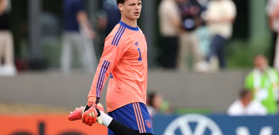 Gardien de but s'étirant avant l'entraînement