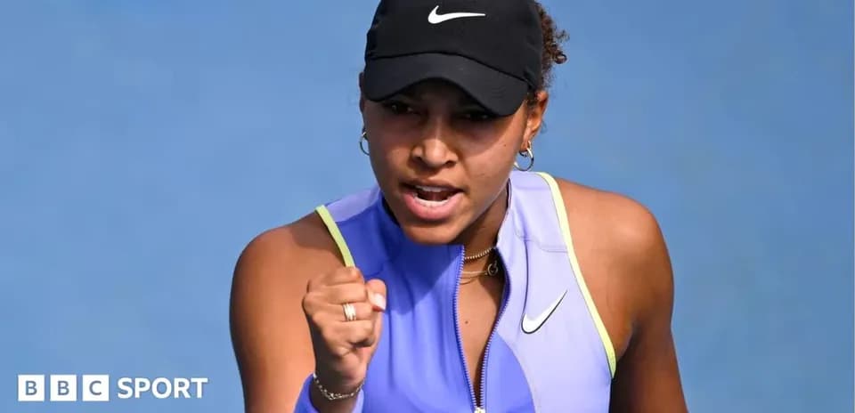 Joueuse de tennis célébrant un point sur le court