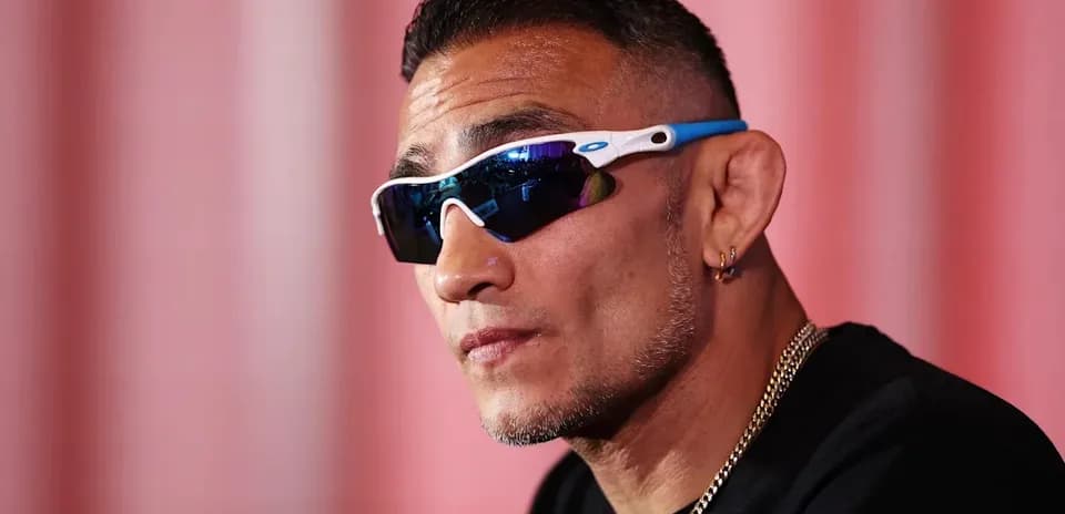 L'athlète portant des lunettes de soleil lors d'une conférence